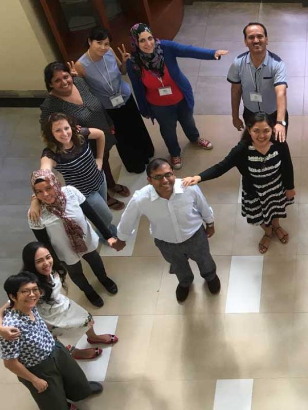 Eine Gruppe von Menschen bildet zusammen die Buchstaben "P" und "R".