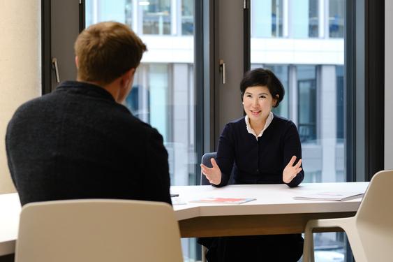  Frau Sook-Jung Dofel in einer Interviewsituation in einem Büroraum
