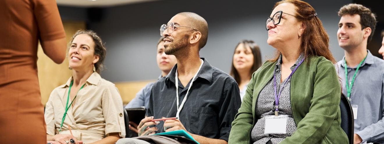 Mehrere Personen verfolgen einen Vortrag bei einer Schulung