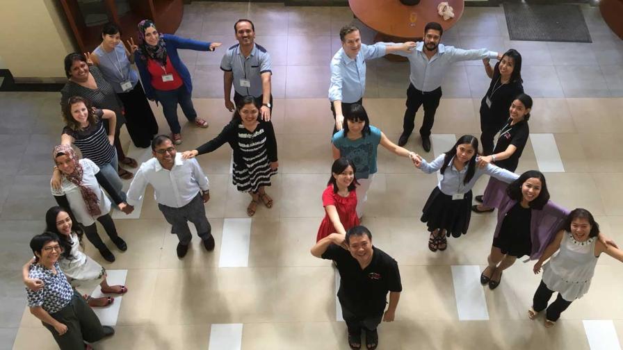 Eine Gruppe von Menschen bildet zusammen die Buchstaben "P" und "R".